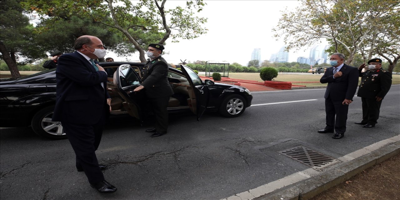 Bakan Akar, İngiliz mevkidaşı Wallace ile İstanbul'da görüştü