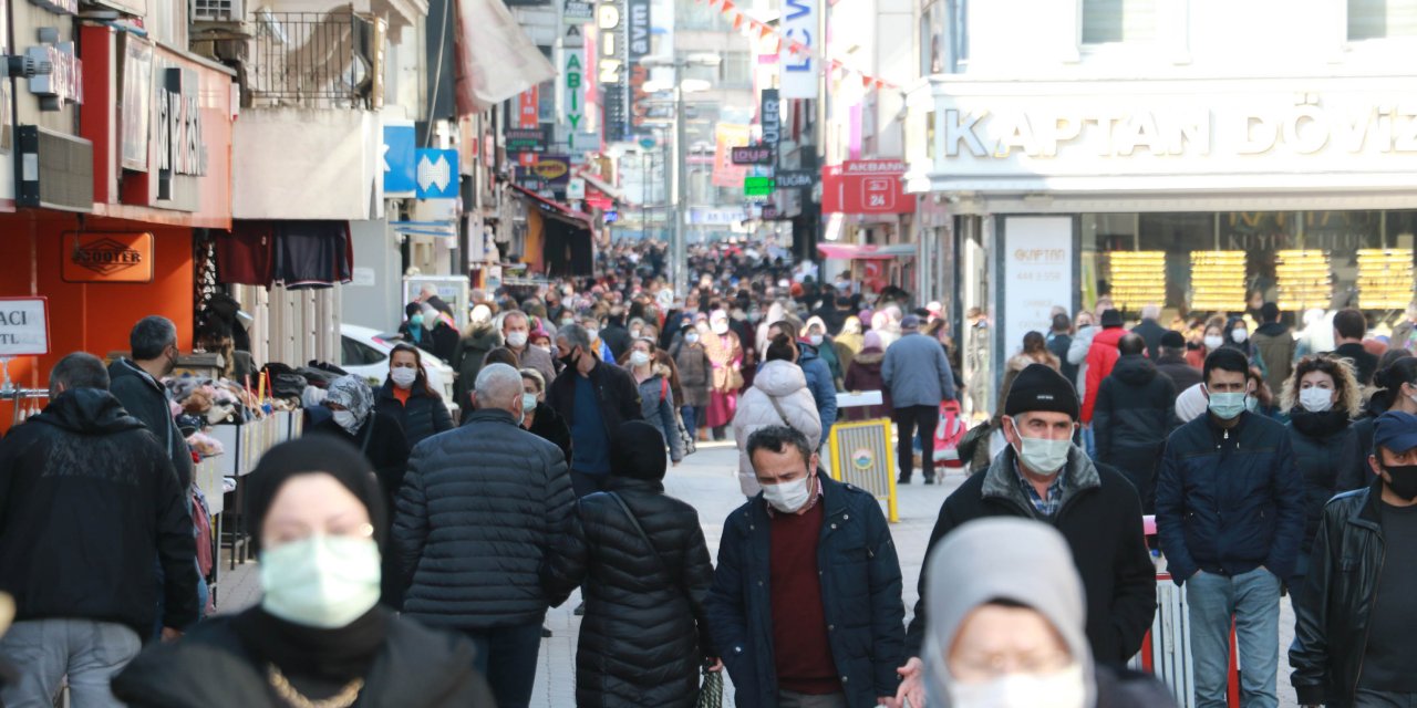 SOSYAL MESAFE UNUTULDU: Vaka sayılarının yükselişe geçtiği Samsun’da dikkat çeken kalabalıklar