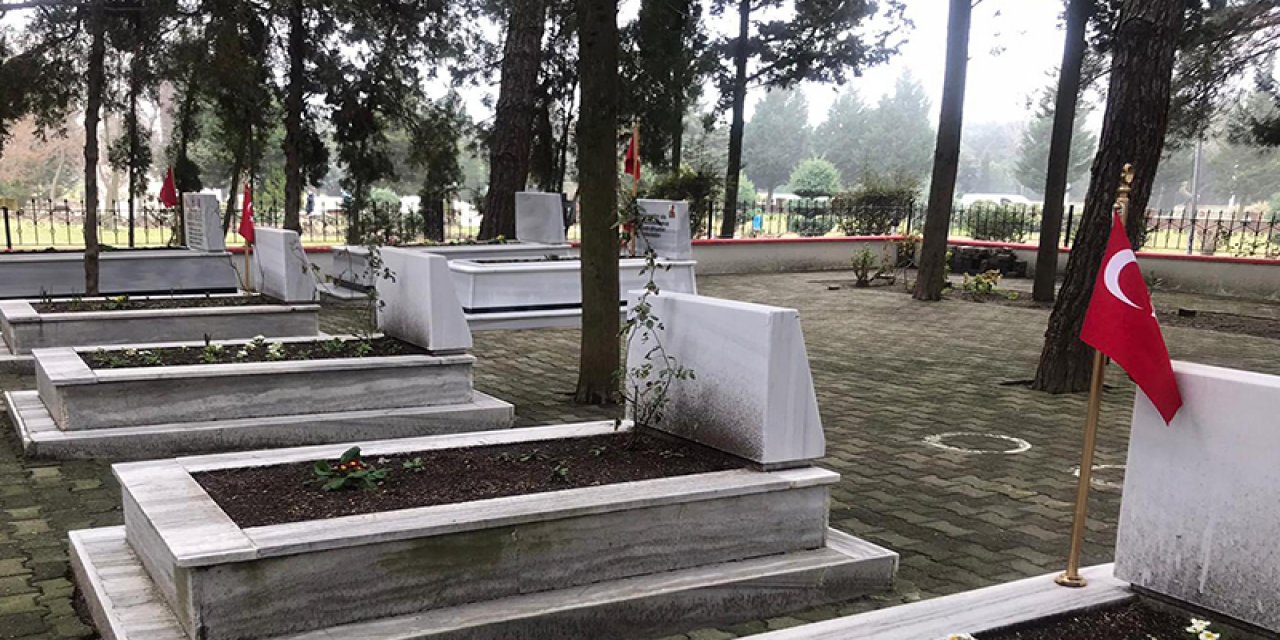 Şehit mezarlarına çirkin saldırı! Pirinç bayrak direklerini çaldılar...