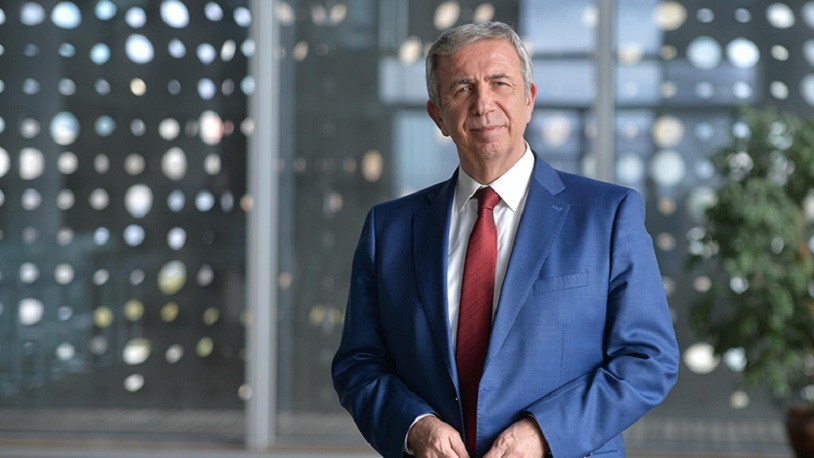Mansur Yavaş gönülleri fethetmeye devam ediyor... Bu sefer de kendisini seven küçük bir kız çocuğunu sevindirdi