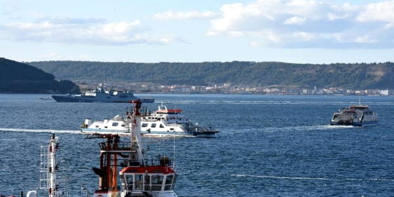 Rus ve Yunan savaş gemileri peş peşe Çanakkale Boğazı'nda