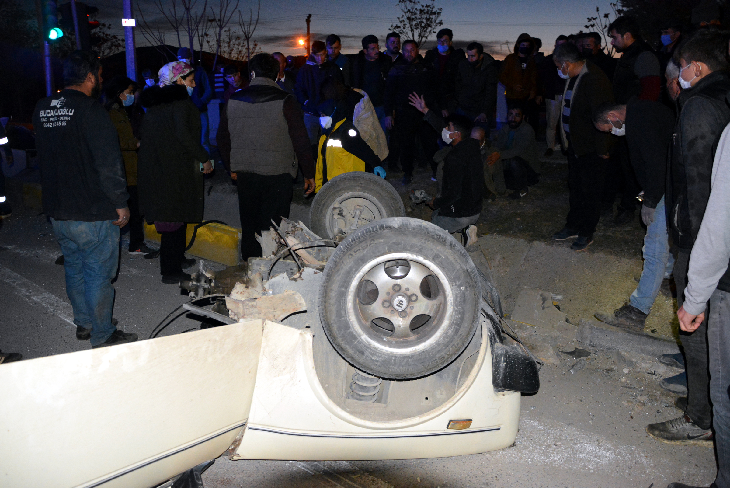 Çarpışan otomobillerden biri ikiye bölündü!