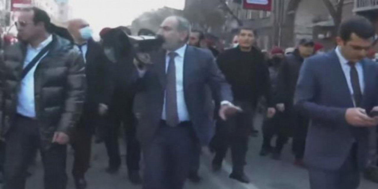 Ordu istifasını istemişti... Paşinyan halkı sokağa çağırdı, megafonla destek aradı!