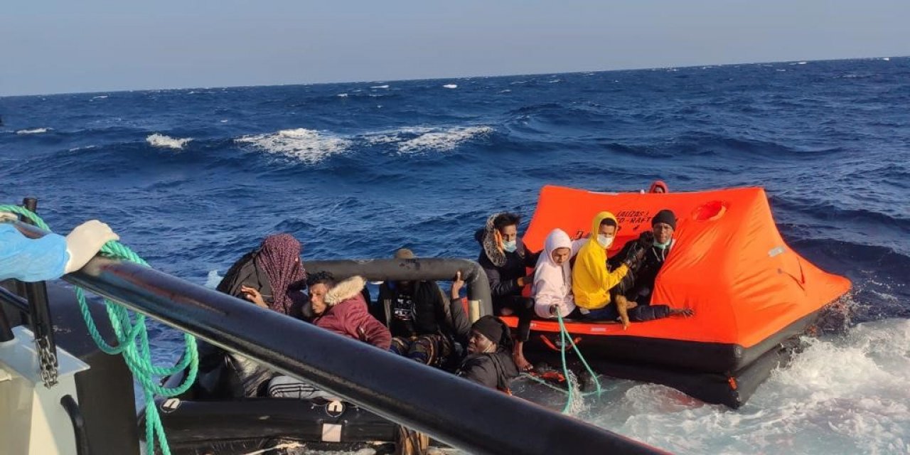 Foça'da 31 kaçak göçmen kurtarıldı
