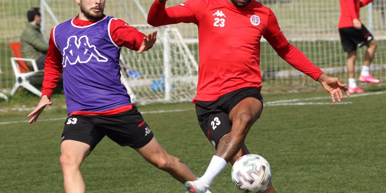 Antalyaspor, 6 yıldır yenemediği Başakşehir'i mağlup etmek istiyor