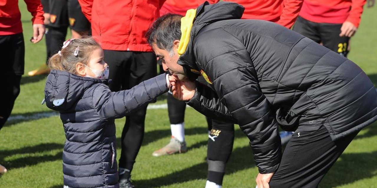 Depremin sembolü Ayda, Göztepe antrenmanında