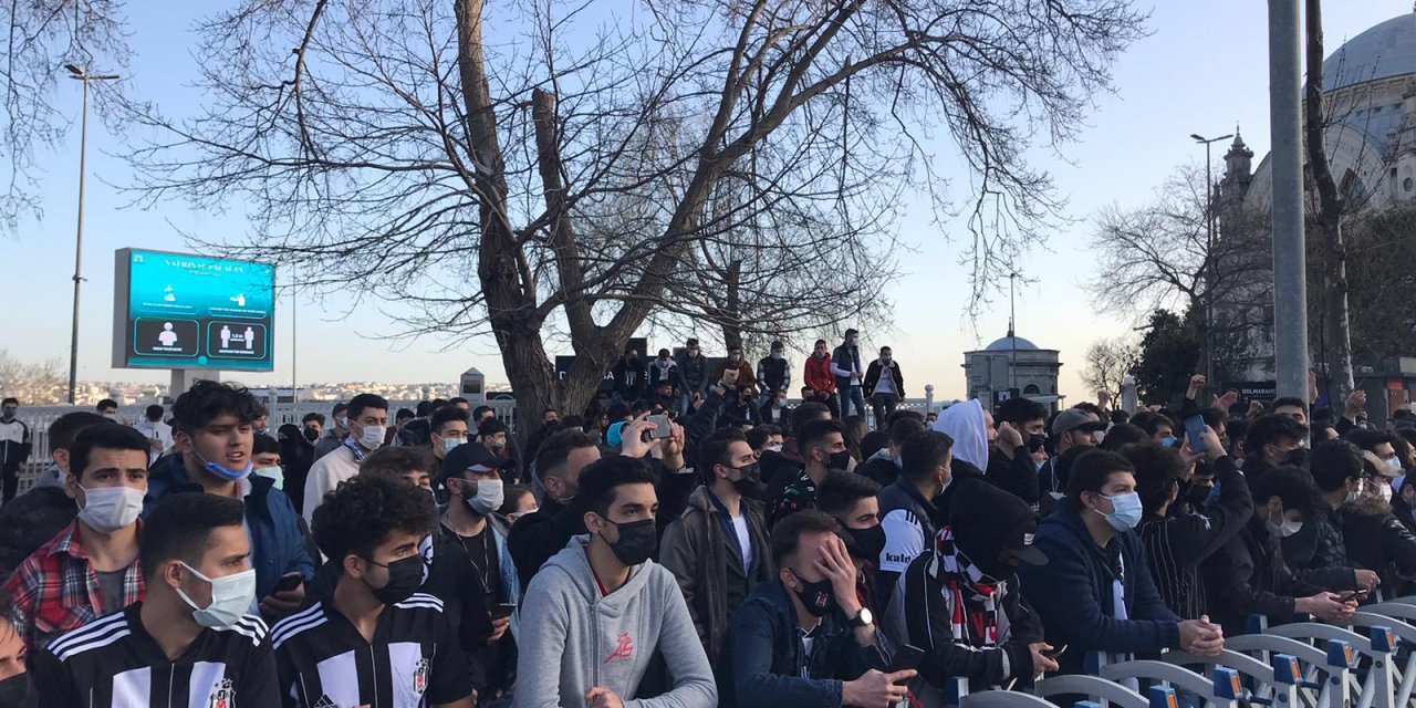Beşiktaşlı taraftarlardan takıma coşkulu karşılama
