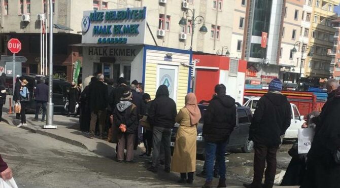 Rize'de 'halk ekmek' kuyruğu