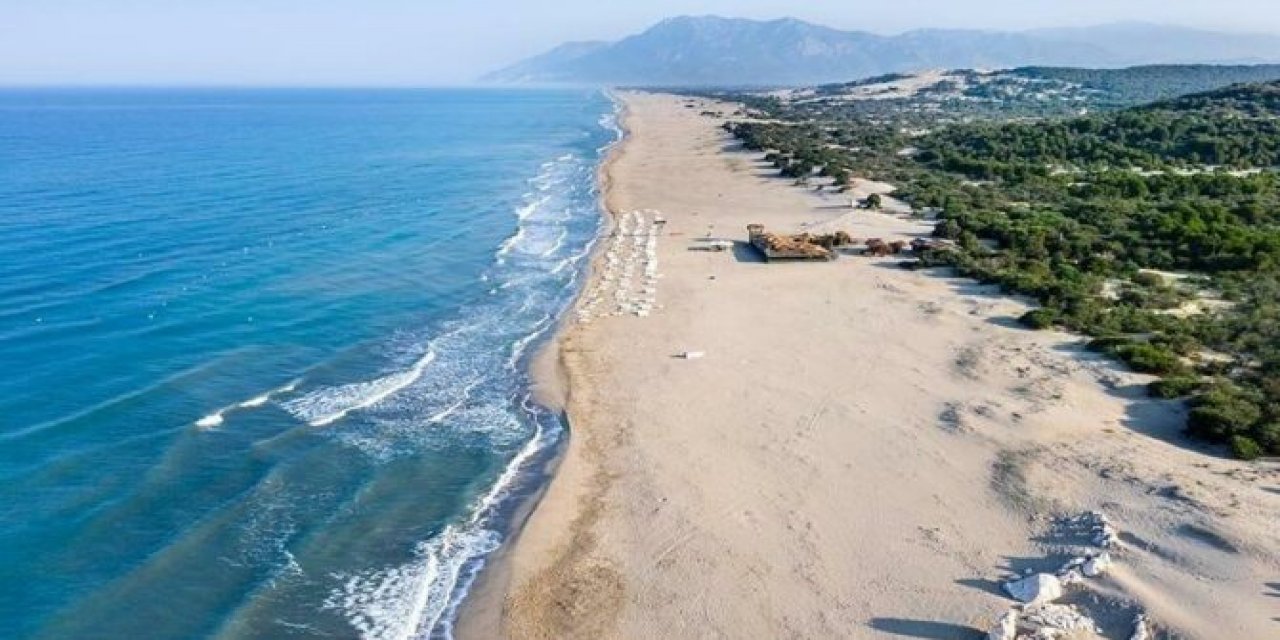 DERNEK BAŞKANI KAYMAKAMLIKTA GÖREVLİ: 'Patara kumu' çalan çeteye operasyon