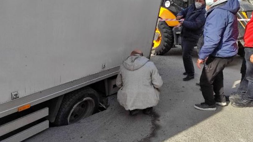 Şişli'de yol çöktü; Kamyonun tekeri çukura düştü