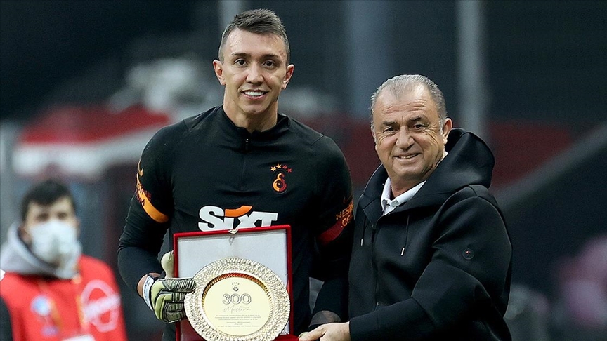 'Futbolu Galatasaray'da bırakacak mısın?' sorusuna Muslera'dan yanıt