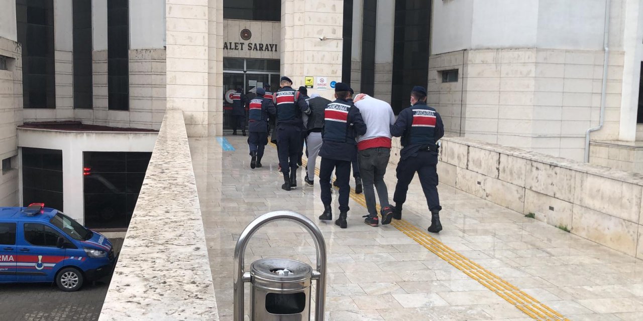 Otostopla gelip, çaldıkları motosikletlerle dönen 7 şüpheliyi jandarma yakaladı