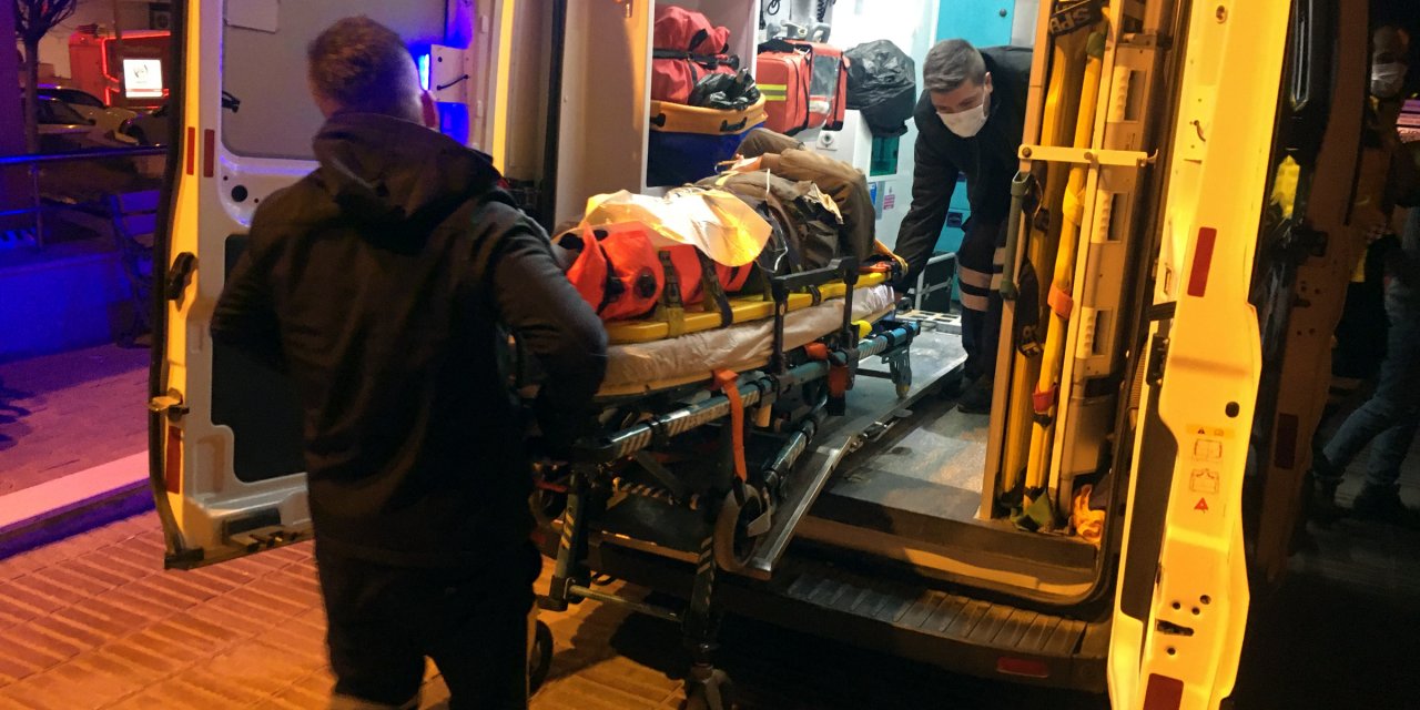Dağda kayıp hayvanlarını ararken düşüp yaralanan 2 kişi, helikopterle kurtarıldı