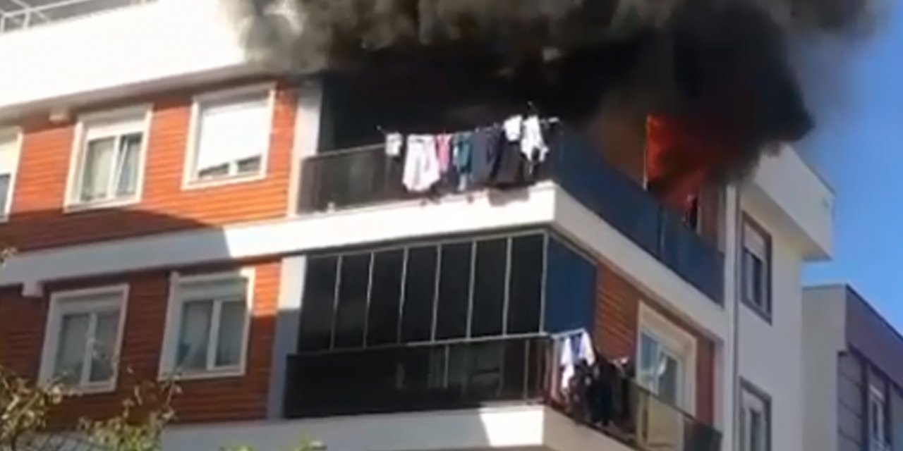 Evde çıkan yangında genç kadın öldü, üvey babası ve kızı kurtarıldı