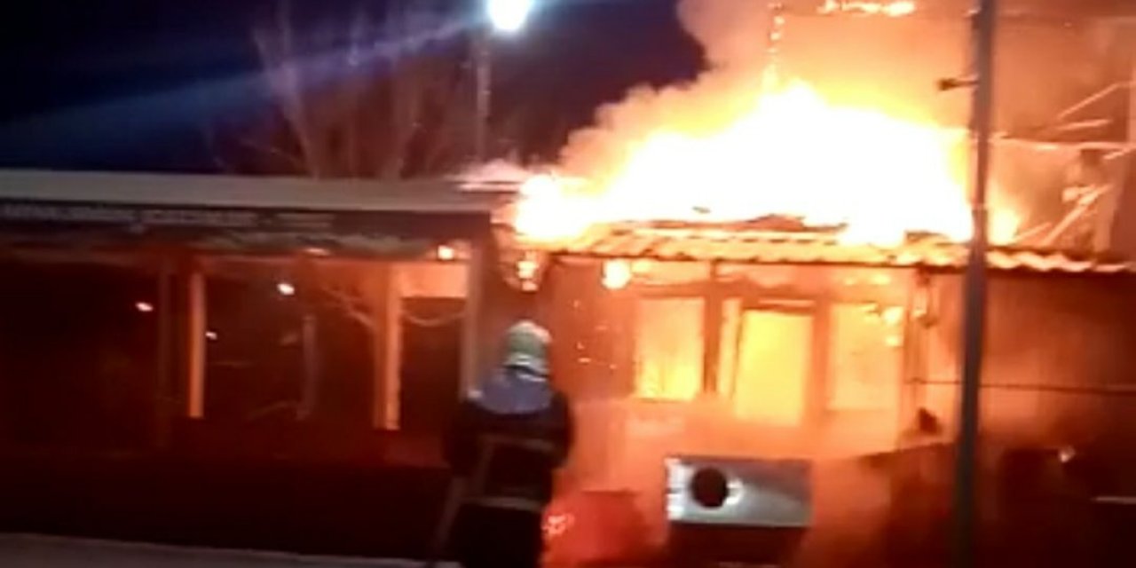 Tarsus'ta bir kafe alevlere teslim oldu