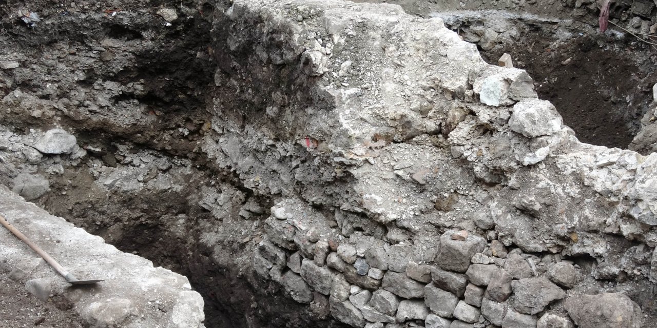 Otopark kazısında, Roma ve Bizans dönemlerine ait duvar kalıntıları bulundu