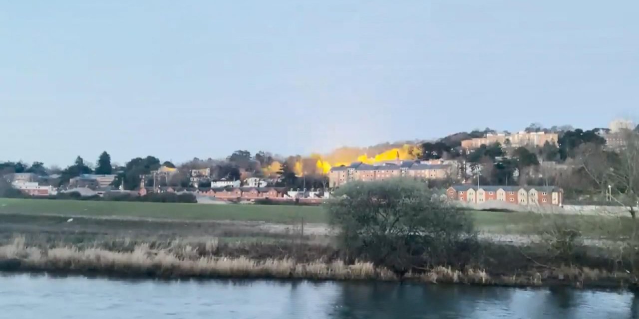 İngiltere’de İkinci Dünya Savaşı’ndan kalma bomba kontrollü bir şekilde patlatıldı