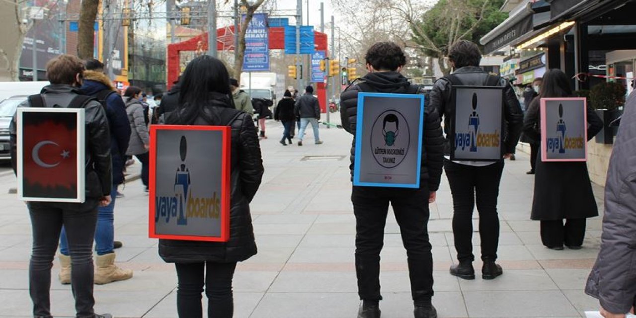 Günde 5 saat yürüyerek 300 lira kazanıyorlar İstanbul sokaklarında yürüyen reklam panoları!