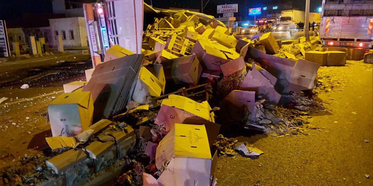 TIR devrildi, tütün balyaları yola saçıldı