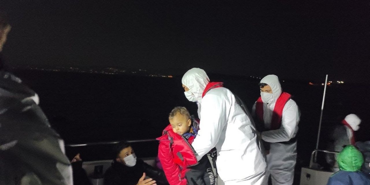 Çeşme'de 23 kaçak göçmen kurtarıldı