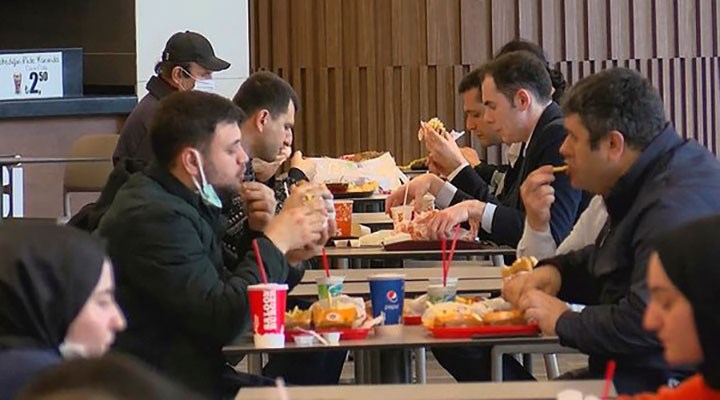 'Kontrollü normalleşme'nin ilk gününde AVM'lerin yemek katları doldu