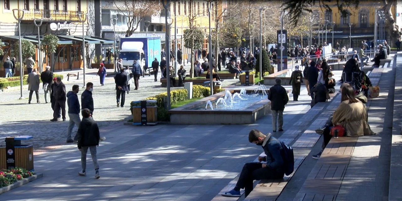 'Çok yüksek riskli' grubundaki Trabzon’da caddeler kalabalık