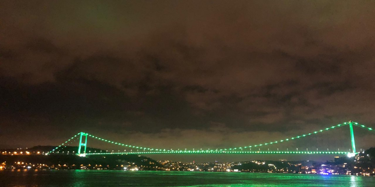 İstanbul'da köprüler yeşil renklerle aydınlatıldı