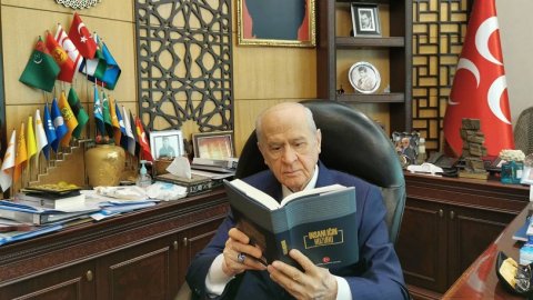 Devlet Bahçeli'den Mehmet Metiner'e hediye