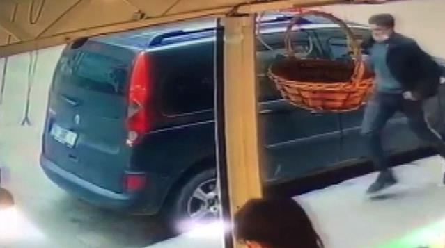 13 yaşındaki kız çocuğuna istismar girişiminde bulunan şüphelinin kaçış anı kamerada