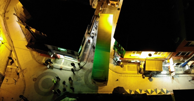 Üsküdar'da TIR, sokakta sıkıştı!