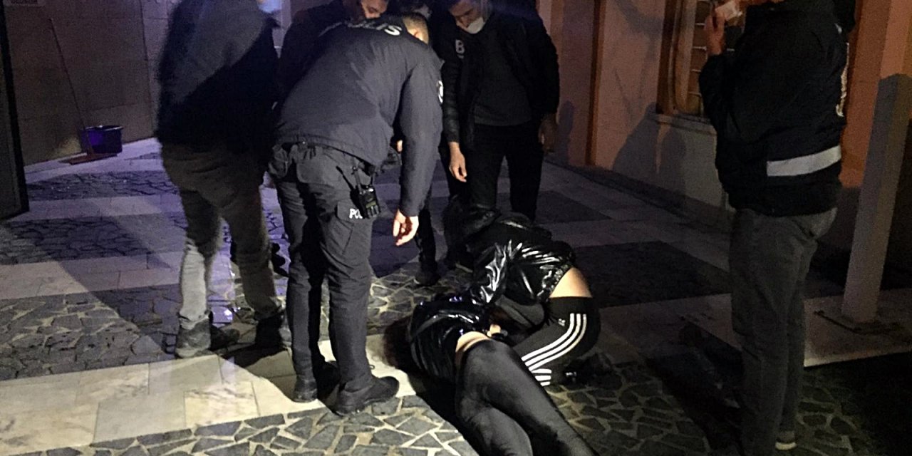 İçki içtikleri kadınları darp ettiler