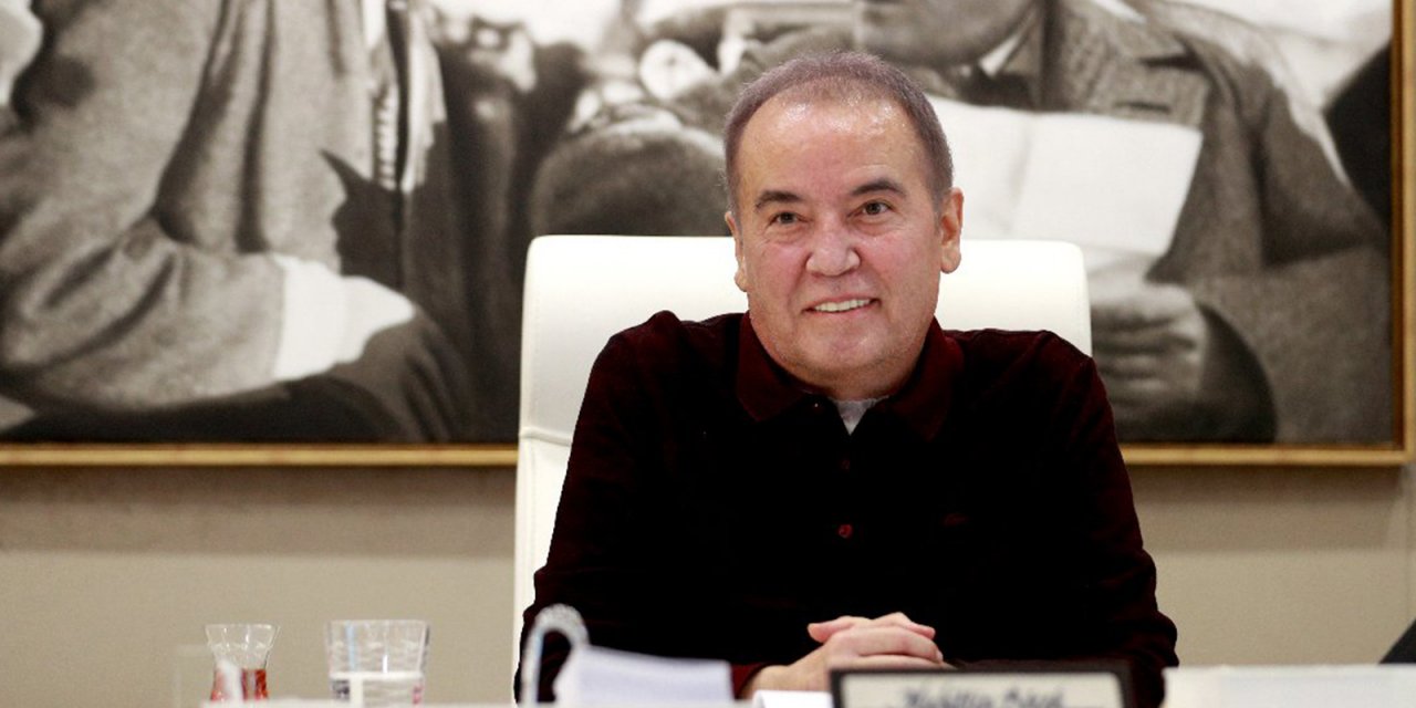 Muhittin Böcek'ten Belediyedeki kadın çalışanlara "8 Mart" jesti!