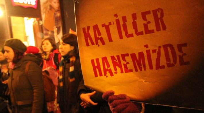 Evli olduğu kadını yaraladı; polisler gelince intihar etti
