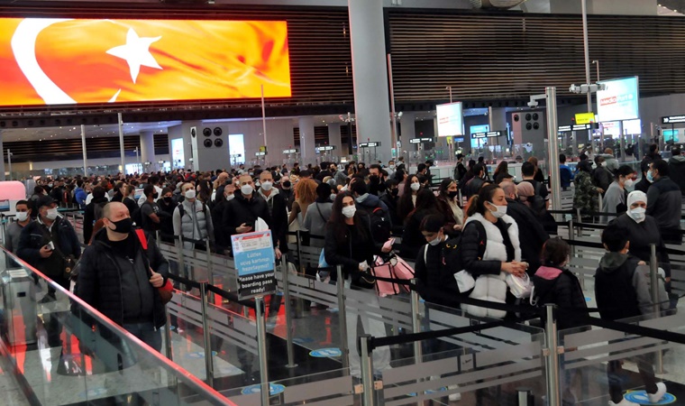 Sokağa çıkma yasağı var ama... İstanbul Havalimanı'nda yoğunluk
