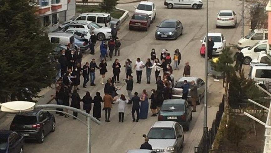 Ankara'da koronavirüs tedbirlerini hiçe sayıp, yol ortasında halay çektiler