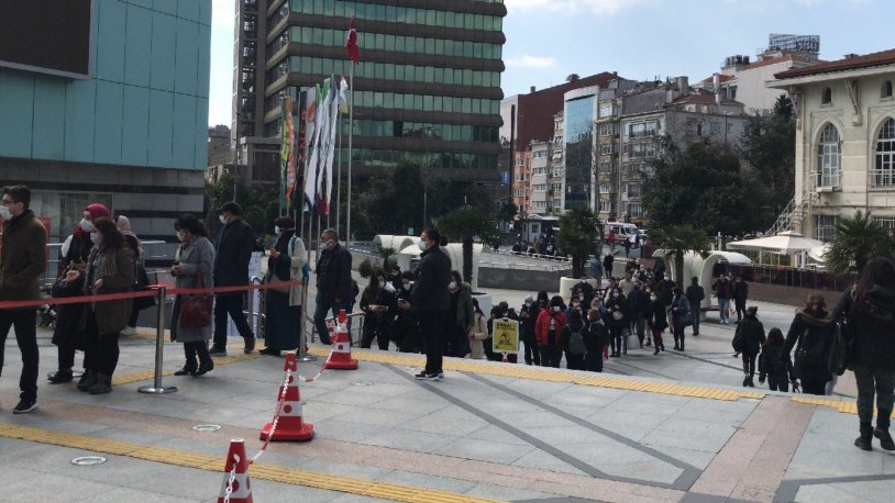 Pes dedirten görüntü: Metrelerce kuyruk oldu!