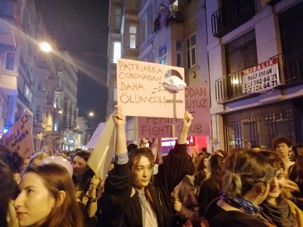 Kadınlar 8 Mart Gece Yürüyüşü için Taksim'de