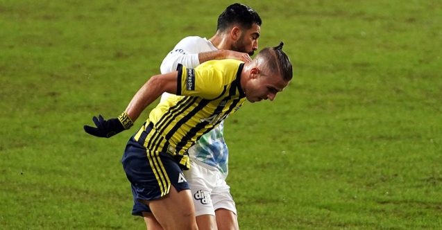 Fenerbahçe oyuncusu Pelkas, ambulansla hastaneye götürüldü!