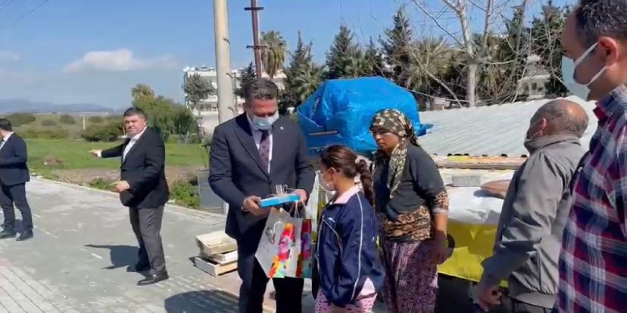 "Saraylarda kendinizi alkışlatacağınıza dönüp vatandaşın haline bakın" dedi ve... CHP'li Ali Mahir Başarır'dan anlamlı ziyaret!