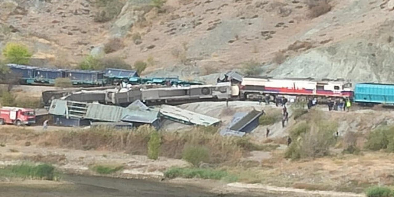 Ankara'da iki yük treni çarpıştı!