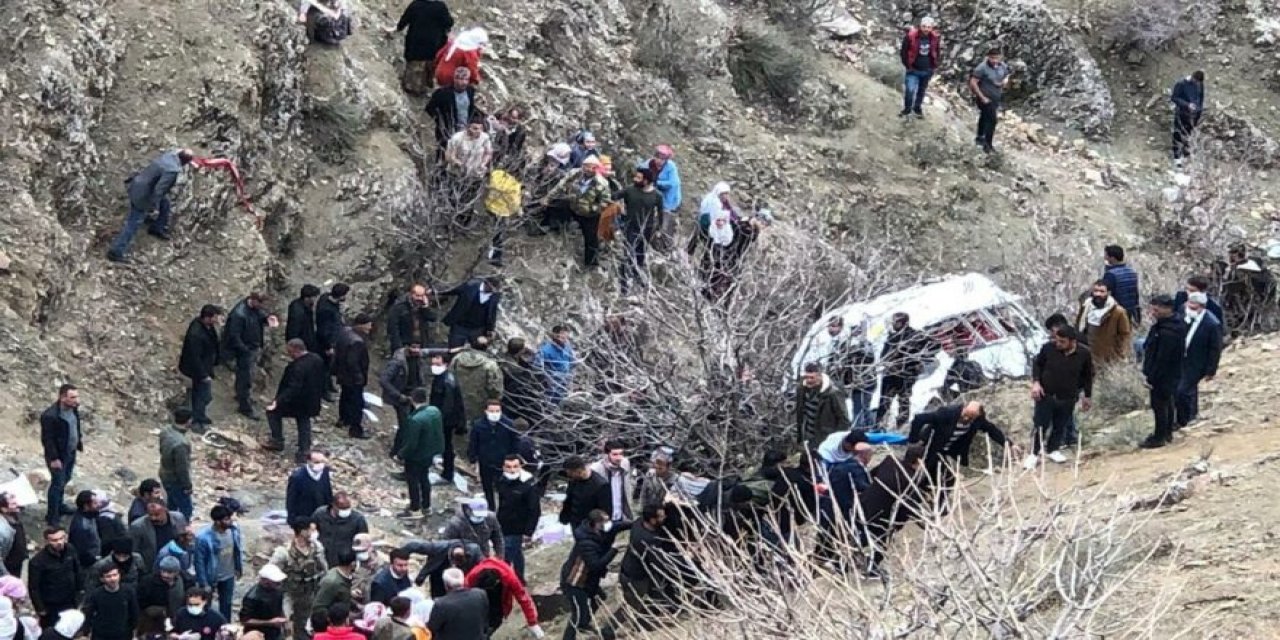 Öğrenci servisi uçuruma yuvarlandı! 2 öğrenci hayatını kaybetti; 7'si ağır 24 kişi yaralı...