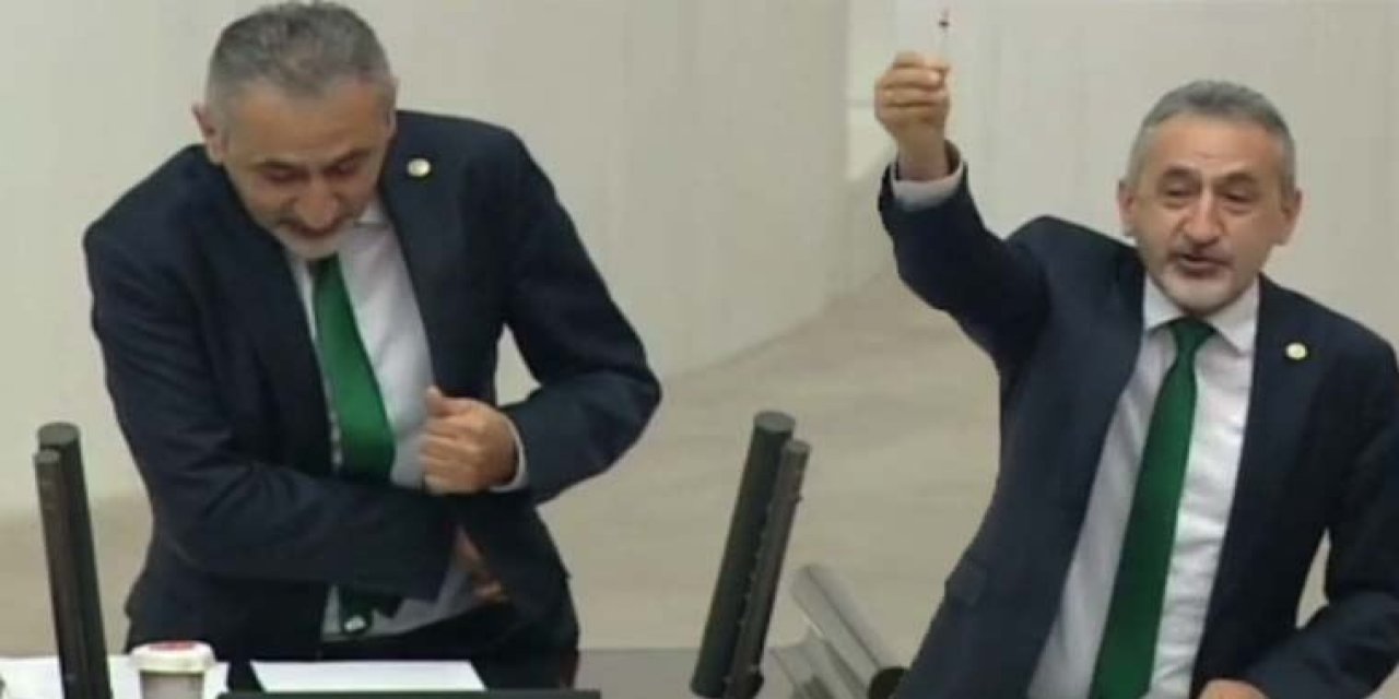 "Millet aşıyı bulamıyor bari görsün" dedi ve... Meclis'te şırıngayı gösterdi!