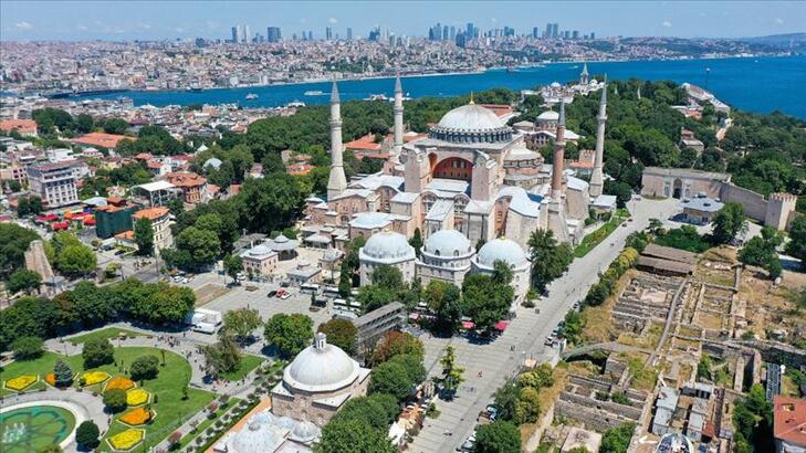 Ayasofya Camii'nde cuma namazı(havadan görüntülerle)