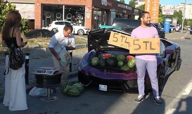 Beyoğlu'nda lüks aracının ön bagajında karpuz satarak gündeme gelmişti... Ünlü fenomen sınır dışı edildi!