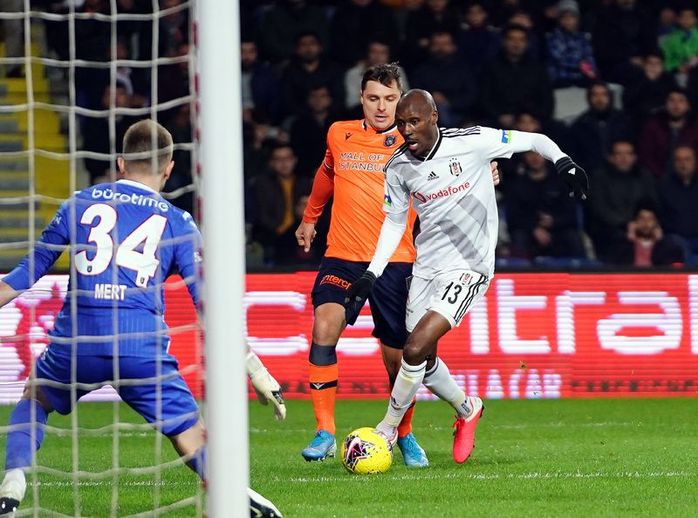 Lider Beşiktaş'ın yüzü Başakşehir deplasmanında 85'te güldü...