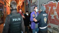 Beyoğlu'nda gece hareketi! Bekçilerle müşteriler arasında arbede çıktı