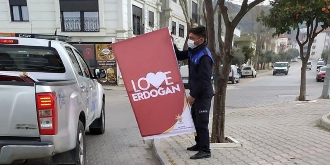 AKP'li İlçe Başkanlığı tarafından kamusal alanlara yerleştirilmişti... İzinsiz asılan "Love Erdoğan" afişleri kaldırıldı!