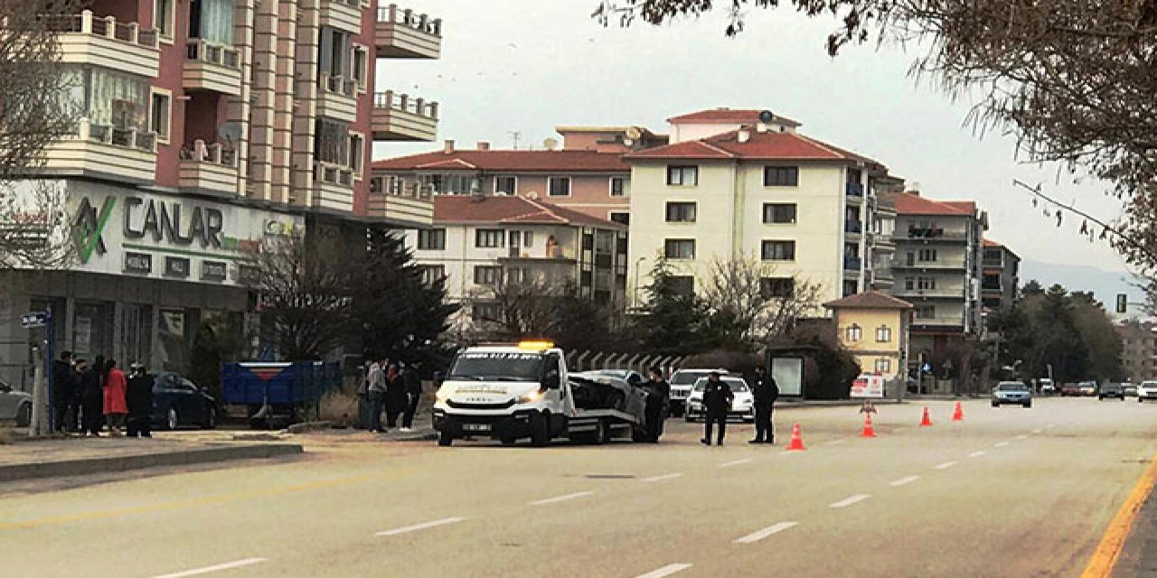 Facianın eşiğinden dönüldü! Duvara çarpıp devrilen otomobil, kaldırımdaki yayaları ezdi: 7 yaralı!