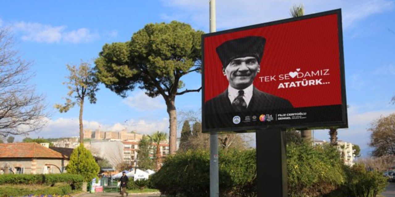 Gerginliğe neden olmuştu...  "Love Erdoğan" gitti... "Tek Sevdamız Atatürk" geldi!