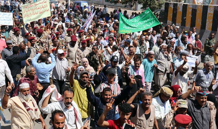 Kötüleşen yaşam şartları yurttaşları sokağa döktü... Yemen'de halk Saray'ı bastı